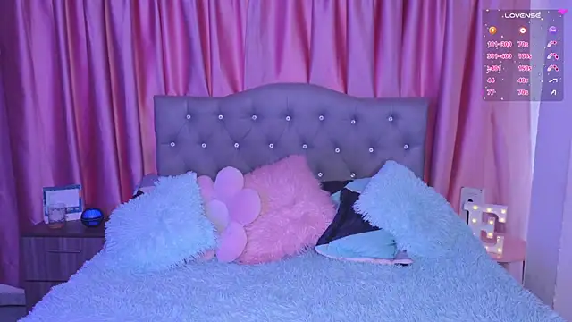 Emiily Scott1 online show from November 28, 2025, 9:39 pm