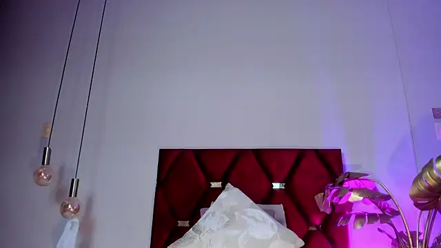 NoraDasilva online show from December 18, 2025, 10:05 pm