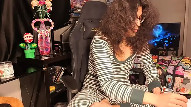 Snapshot of ShinyCherub chatting on February 18, 2025, 9:54 am ShinyCherub online show from February 18, 2025, 9:54 am