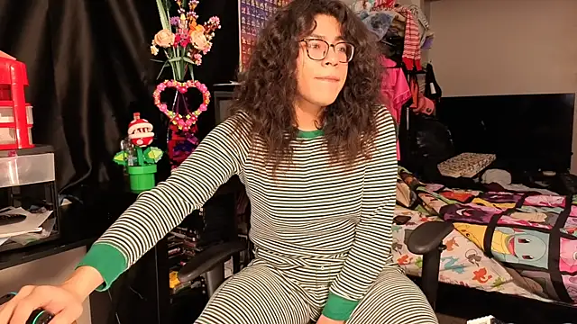 Snapshot of ShinyCherub chatting on February 28, 2025, 5:15 am ShinyCherub online show from February 28, 2025, 5:15 am