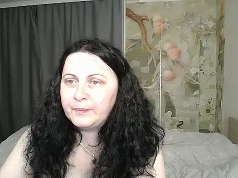 Snapshot of Lillian2 chatting on June 7, 2026, 7:17 pm Lillian2 online show from June 7, 2026, 7:17 pm
