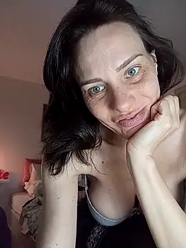 Emyly83 online show from March 12, 2026, 12:22 pm