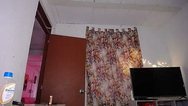 yselahot online show from March 3, 2025, 8:21 pm