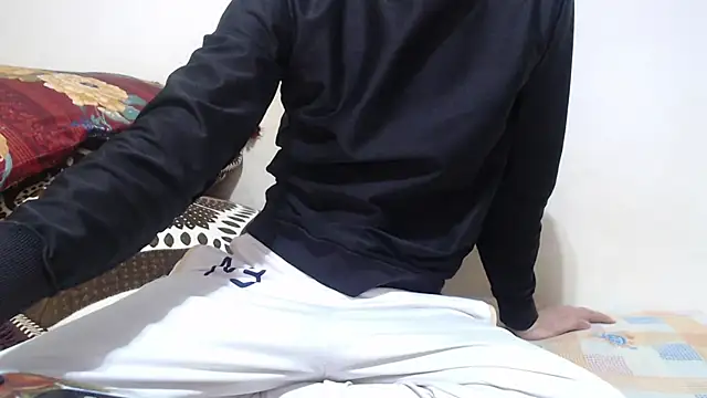 Snapshot of Alexdelarge323 chatting on April 9, 2026, 2:44 pm Alexdelarge323 online show from April 9, 2026, 2:44 pm