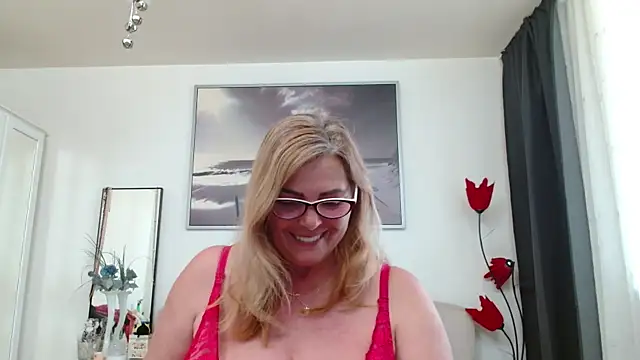 Snapshot of YulliaMilf chatting on April 13, 2026, 9:37 am YulliaMilf online show from April 13, 2026, 9:37 am