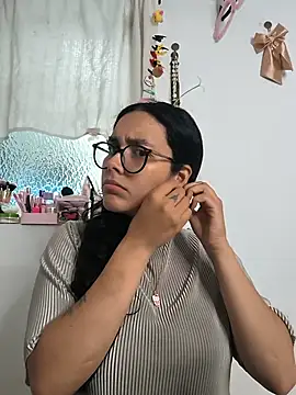 Snapshot of Annya-sweet chatting on May 20, 2026, 3:18 pm Annya-sweet online show from May 20, 2026, 3:18 pm