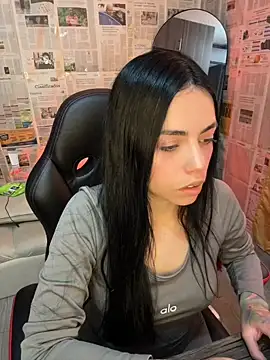 i am nina  online show from April 16, 2026, 9:39 pm