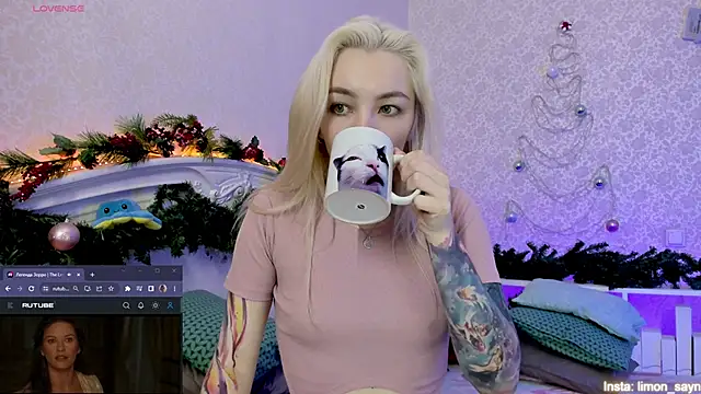 Snapshot of LillyMoure_ chatting on January 15, 2025, 12:09 am LillyMoure online show from January 15, 2025, 12:09 am