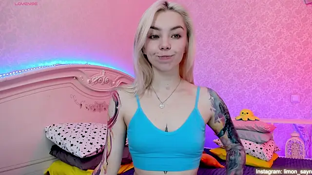 Snapshot of LillyMoure_ chatting on January 30, 2025, 11:55 pm LillyMoure online show from January 30, 2025, 11:55 pm