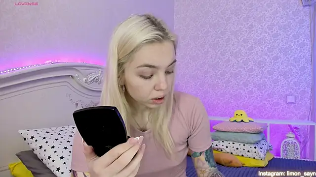 Snapshot of LillyMoure_ chatting on February 10, 2025, 11:45 pm LillyMoure online show from February 10, 2025, 11:45 pm