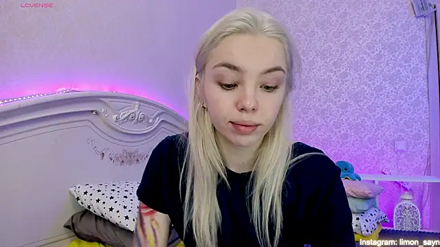 Snapshot of LillyMoure_ chatting on February 16, 2025, 12:08 am LillyMoure online show from February 16, 2025, 12:08 am