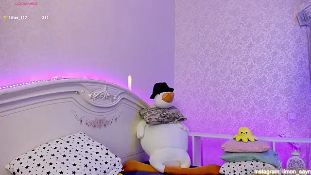 Snapshot of LillyMoure_ chatting on February 18, 2025, 3:10 am LillyMoure online show from February 18, 2025, 3:10 am