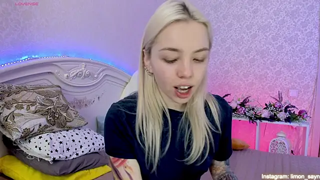 Snapshot of LillyMoure_ chatting on March 17, 2025, 12:19 am LillyMoure online show from March 17, 2025, 12:19 am