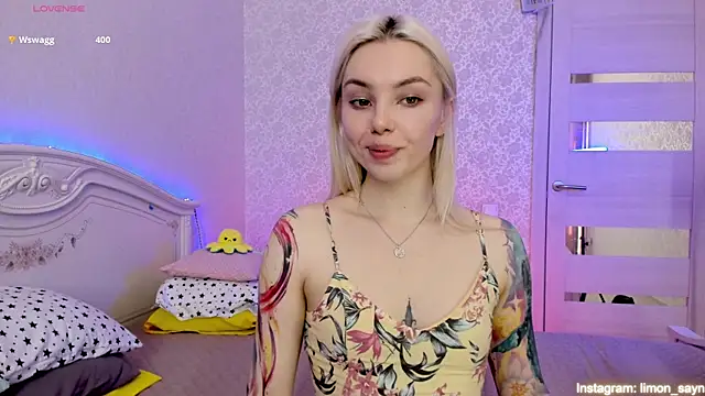 Snapshot of LillyMoure_ chatting on March 19, 2025, 2:59 am LillyMoure online show from March 19, 2025, 2:59 am