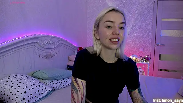 Snapshot of LillyMoure_ chatting on September 12, 2025, 1:28 am LillyMoure online show from September 12, 2025, 1:28 am