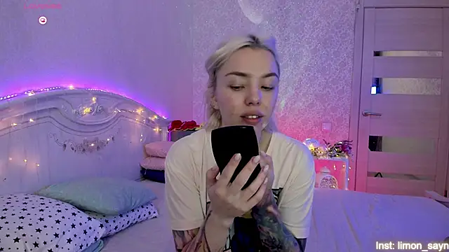 Snapshot of LillyMoure_ chatting on September 13, 2025, 11:37 pm LillyMoure online show from September 13, 2025, 11:37 pm