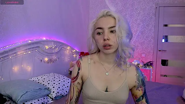 Snapshot of LillyMoure_ chatting on September 23, 2025, 11:30 pm LillyMoure online show from September 23, 2025, 11:30 pm