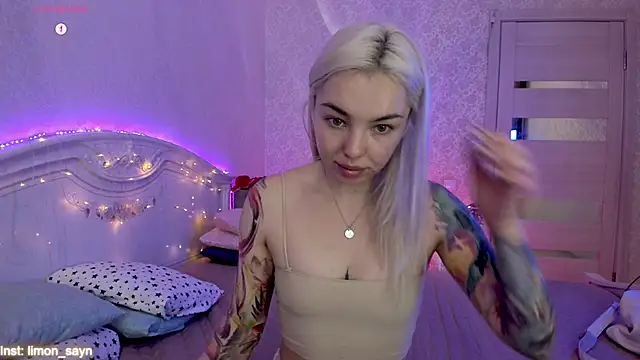 Snapshot of LillyMoure_ chatting on October 4, 2025, 11:58 pm LillyMoure online show from October 4, 2025, 11:58 pm