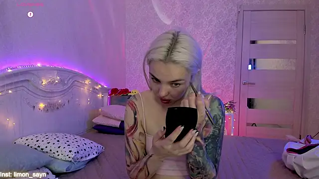 Snapshot of LillyMoure_ chatting on October 5, 2025, 11:35 pm LillyMoure online show from October 5, 2025, 11:35 pm