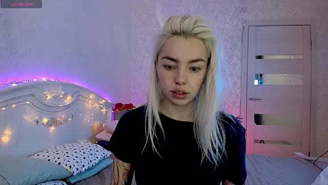 Snapshot of LillyMoure_ chatting on October 6, 2025, 11:24 pm LillyMoure online show from October 6, 2025, 11:24 pm