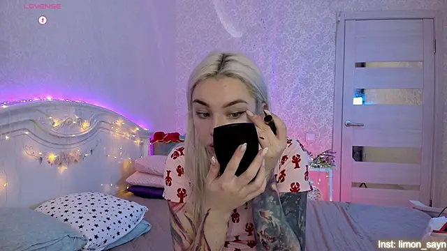 Snapshot of LillyMoure_ chatting on October 9, 2025, 11:36 pm LillyMoure online show from October 9, 2025, 11:36 pm