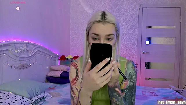 Snapshot of LillyMoure_ chatting on October 17, 2025, 11:29 pm LillyMoure online show from October 17, 2025, 11:29 pm