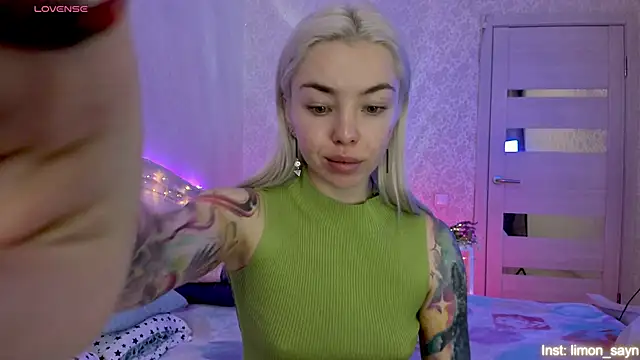 Snapshot of LillyMoure_ chatting on October 24, 2025, 11:34 pm LillyMoure online show from October 24, 2025, 11:34 pm