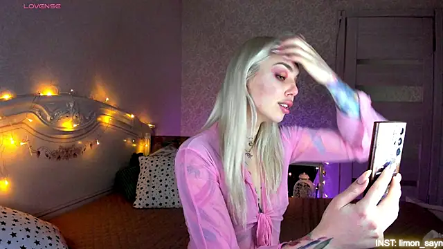 LillyMoure  online show from April 12, 2026, 11:32 pm