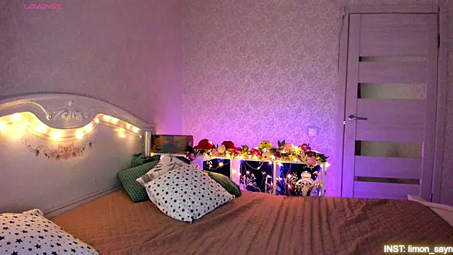 Snapshot of LillyMoure_ chatting on April 19, 2026, 11:40 pm LillyMoure online show from April 19, 2026, 11:40 pm