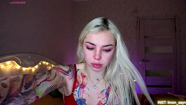 Snapshot of LillyMoure_ chatting on April 24, 2026, 11:18 pm LillyMoure online show from April 24, 2026, 11:18 pm