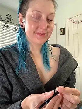 MissCumberdale online show from December 19, 2024, 5:08 pm