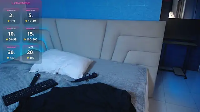 Snapshot of Miss_Loise chatting on September 19, 2025, 4:14 am Miss Loise online show from September 19, 2025, 4:14 am