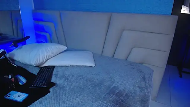 Snapshot of Miss_Loise chatting on October 11, 2025, 4:01 am Miss Loise online show from October 11, 2025, 4:01 am