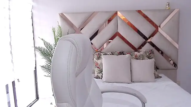 sophia hadid online show from March 21, 2025, 6:07 pm