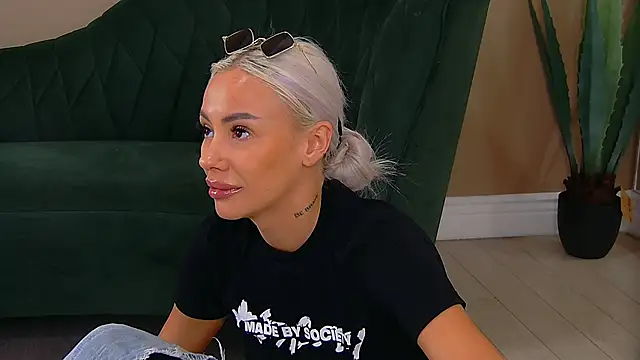 Snapshot of Bailey_Rush chatting on September 13, 2025, 1:55 pm Bailey Rush online show from September 13, 2025, 1:55 pm