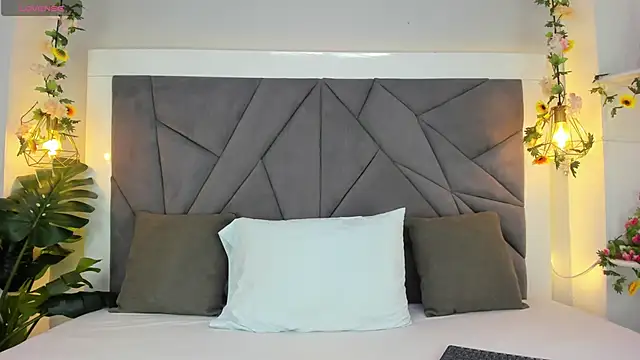 KiarhaTrixie online show from November 12, 2025, 3:07 am