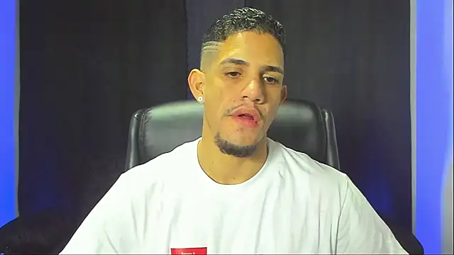 jhonnysnow17 online show from December 4, 2025, 6:12 am