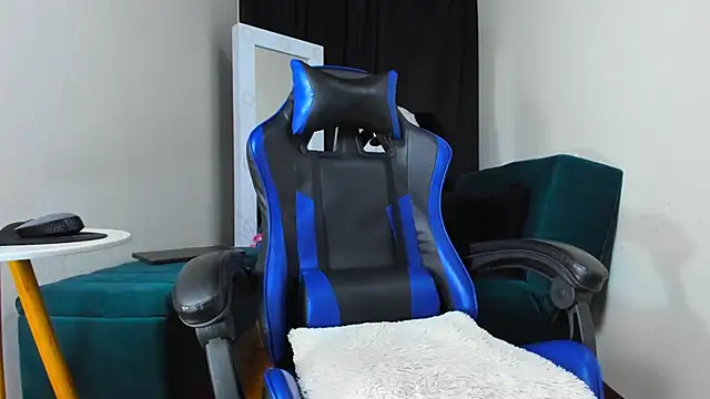 LiamCossio  online show from January 9, 2025, 11:34 pm