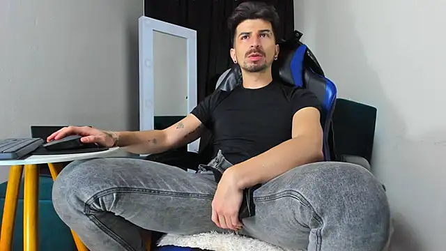 LiamCossio  online show from January 10, 2025, 6:42 am