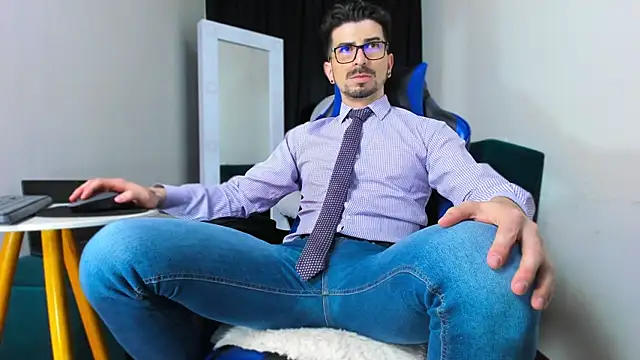 LiamCossio  online show from January 11, 2025, 10:51 pm