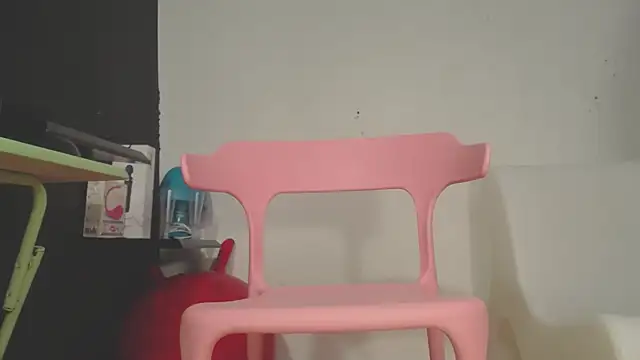 girl squiting online show from February 26, 2025, 8:33 pm