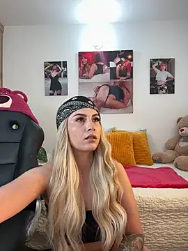 Snapshot of zafiro_mo0n chatting on January 29, 2025, 10:11 pm zafiro mo0n online show from January 29, 2025, 10:11 pm