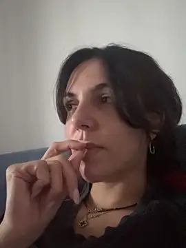 TaniaAmore online show from November 12, 2025, 1:11 pm