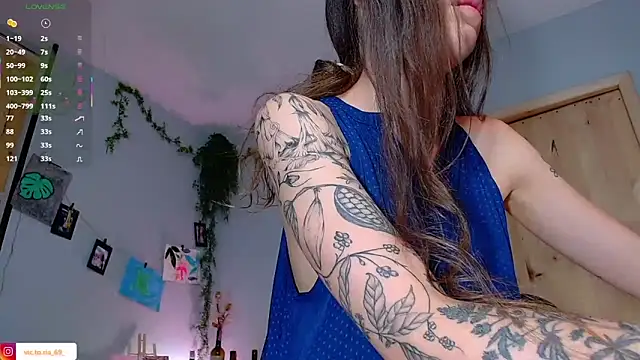 VickyJackson  online show from October 2, 2025, 5:53 pm