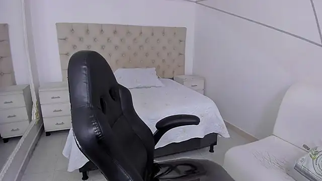 CinthiaCollins online show from November 30, 2025, 3:49 pm