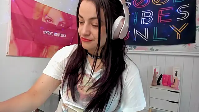 LovelyAzucena online show from October 8, 2025, 1:53 pm