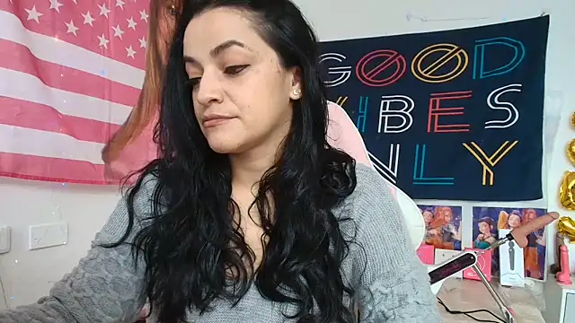 LovelyAzucena online show from June 5, 2026, 3:18 pm