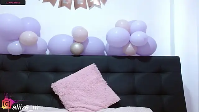 aliicee m online show from November 7, 2025, 6:52 pm