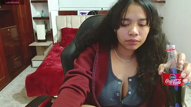 laureentt  online show from February 5, 2025, 7:07 am