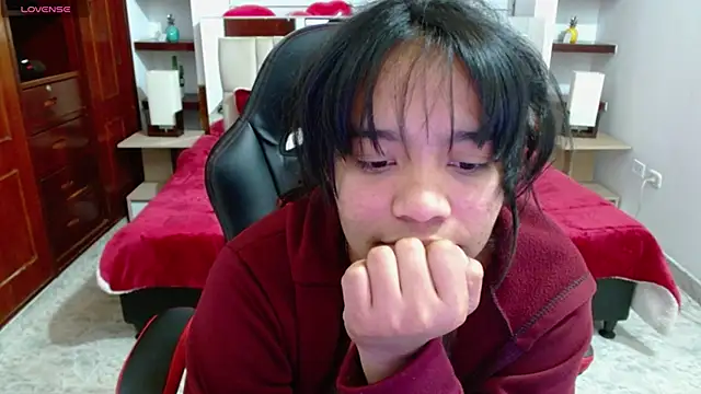 laureentt  online show from February 12, 2025, 9:20 am